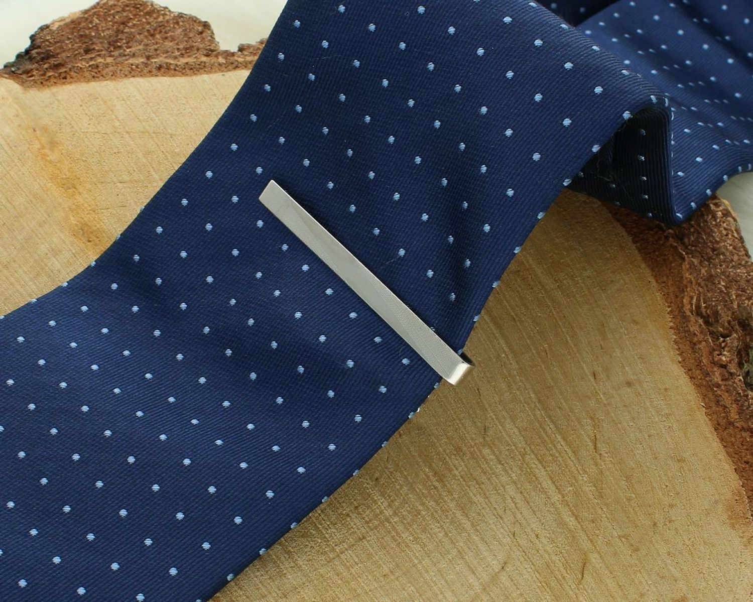 Srebrna spinka do krawatu z grawerem DIA-SPI-40793-925. Spinka do krawata to świetny pomysł na prezent i eleganckie uzupełnienie każdej stylizacji. Spinka opakowana jest w bardzo gustowne i eleganckie pudełko. Idealne na prez.jpg