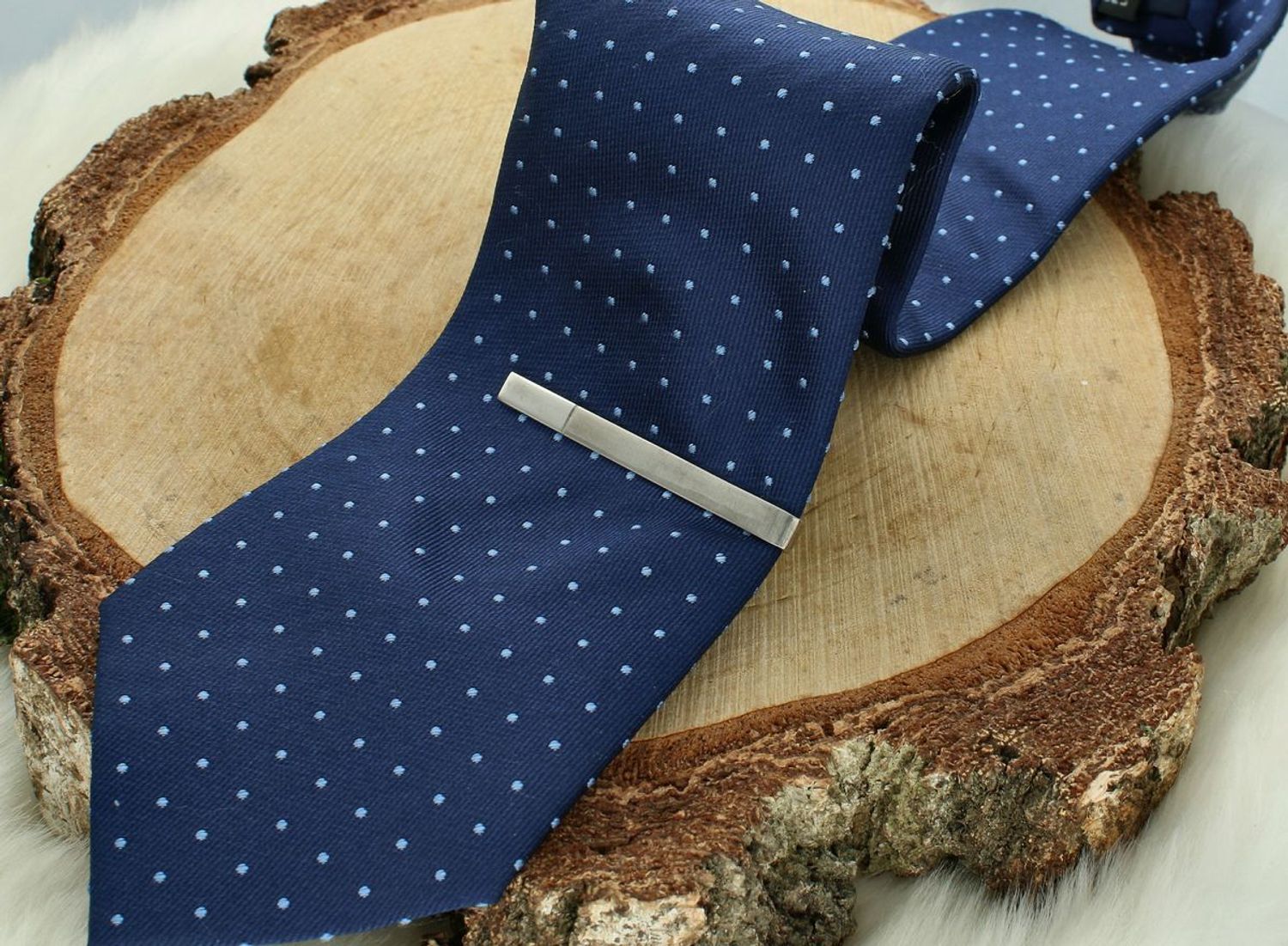 Srebrna spinka do krawatu z matowym wykończeniem DIA-SPI-40794-925. Spinka wykonana z wysokiej jakości srebra 925. Długość spinki 5,5 cm  i szerokość około 0,5 cm. Waga 4,75 gram. Spinka jest zapakowana w eleganckie pudełko,.jpg