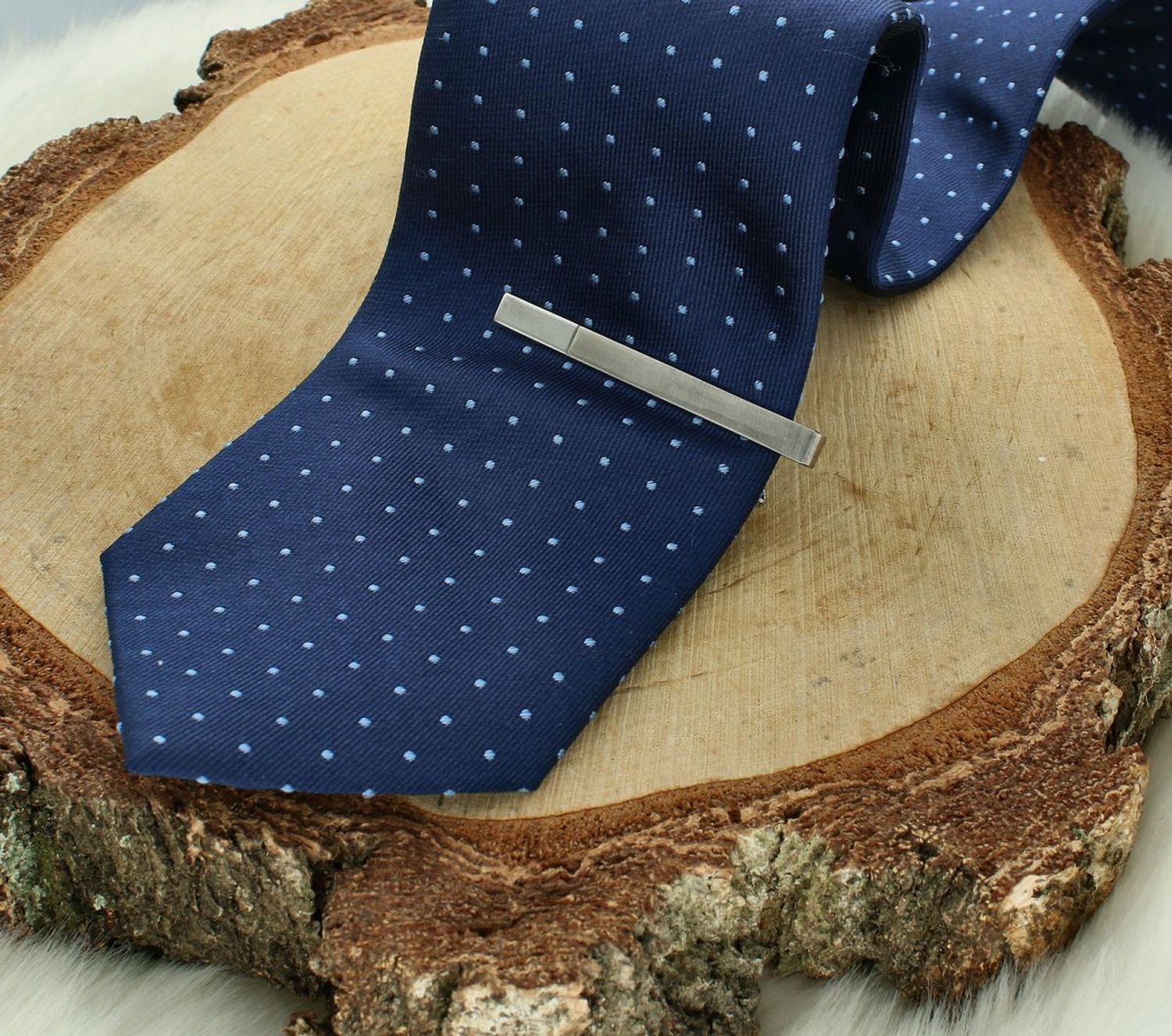 Srebrna spinka do krawatu z matowym wykończeniem DIA-SPI-40794-925. Spinka wykonana z wysokiej jakości srebra 925. Długość spinki 5,5 cm  i szerokość około 0,5 cm. Waga 4,75 gram. Spinka jest zapakowana w eleganckie pudełko,.jpg