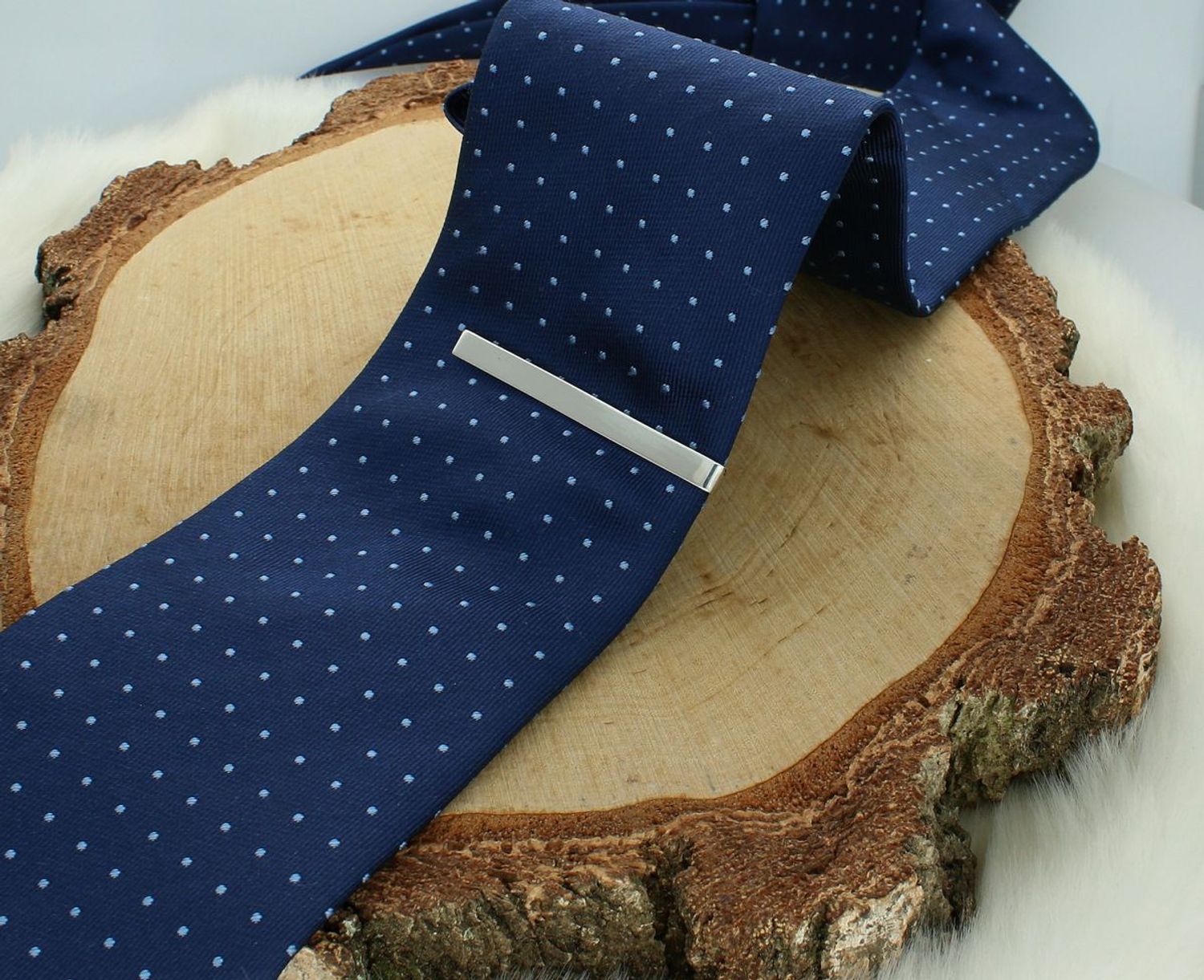 Srebrna spinka do krawatu gładka DIA-SPI-40800-925Spinka wykonana z wysokiej jakości srebra 925. Długość spinki 5,5 cm  i szerokość około 0,5 cm. Waga 4,60 gram. Spinka jest zapakowana w eleganckie pudełko, idealna na prezent.jpg