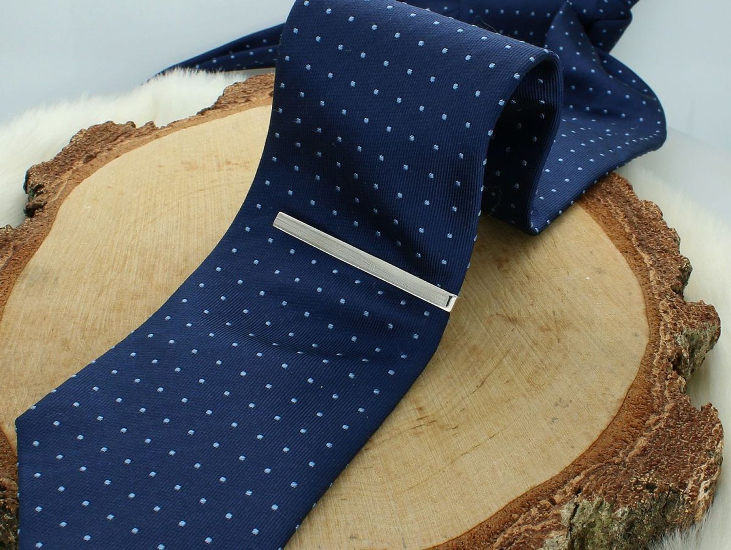 Srebrna spinka do krawatu z grawerem DIA-SPI-40803-925. Spinka do krawata to świetny pomysł na prezent i eleganckie uzupełnienie każdej stylizacji. Spinka opakowana jest w bardzo gustowne i eleganckie pudełko. Idealne na prez.jpg