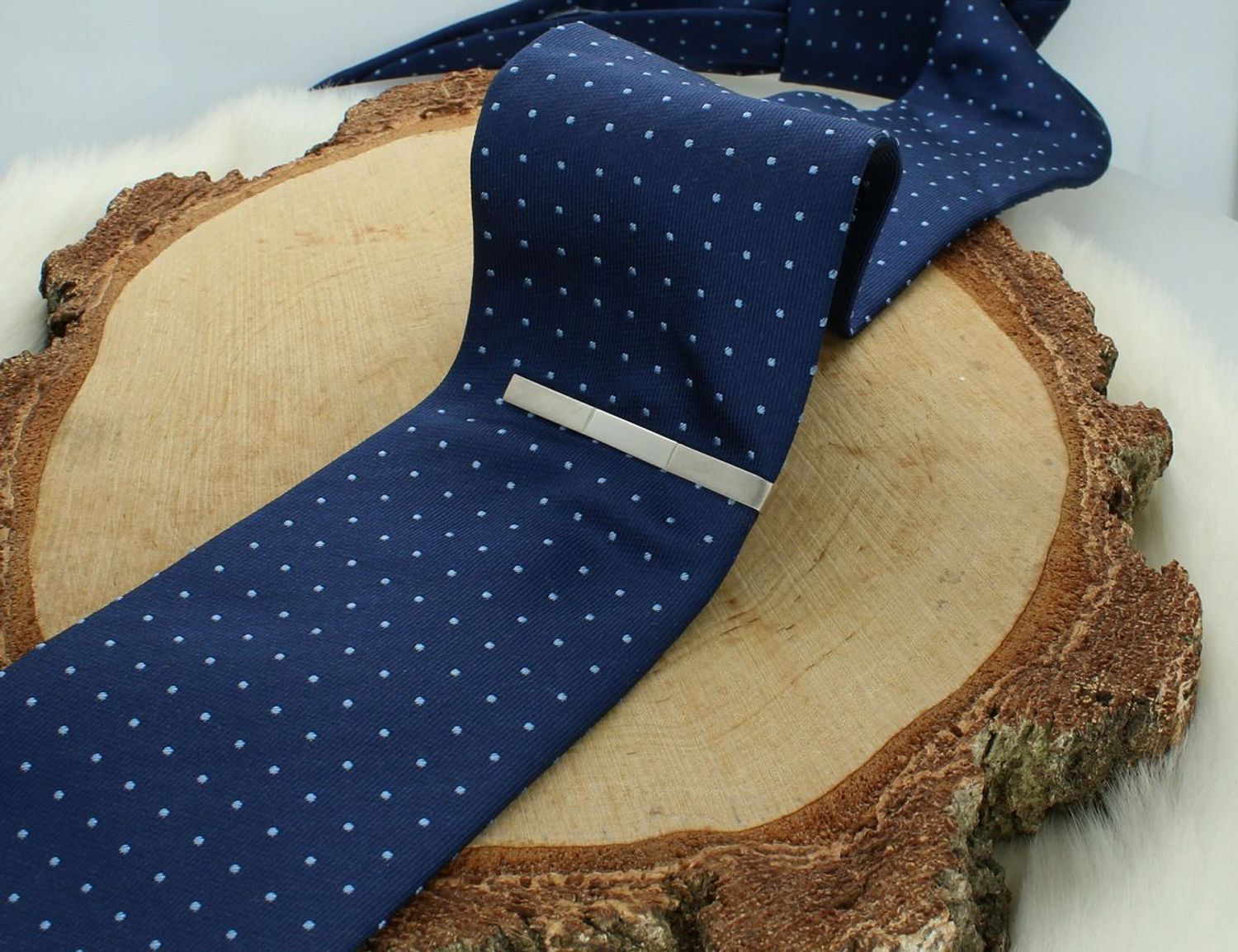 Srebrna spinka do krawatu z matowym wykończeniem DIA-SPI-40810P-925Spinka wykonana z wysokiej jakości srebra 925. Długość spinki 5,5 cm  i szerokość około 0,5 cm. Waga 4,65 gram. Spinka jest zapakowana w eleganckie pudełko, i.jpg