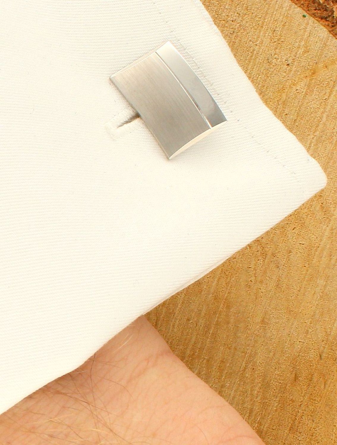 Spinki do mankietów srebrne 925 proste boki z matowym wykończeniem DIA-SPI-40813B-925. Komplet eleganckich spinek do mankietów z pięknym grawerowaniem. Spinki wykonane z wysokiej jakości srebra 925. Zestaw spinki do mankietów.jpg