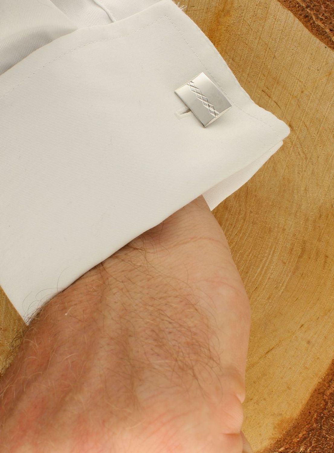 Spinki do mankietów srebrne 925 proste boki z grawerowaniem DIA-SPI-40816B-925. Komplet eleganckich spinek do mankietów z pięknym grawerowaniem. Spinki wykonane z wysokiej jakości srebra 925. Zestaw spinki do mankietów to świ.jpg