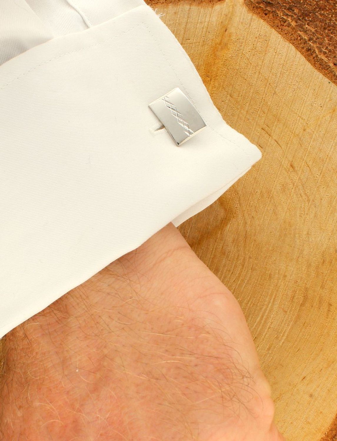 Spinki do mankietów srebrne 925 proste boki z grawerowaniem DIA-SPI-40816B-925. Komplet eleganckich spinek do mankietów z pięknym grawerowaniem. Spinki wykonane z wysokiej jakości srebra 925. Zestaw spinki do mankietów to świ.jpg