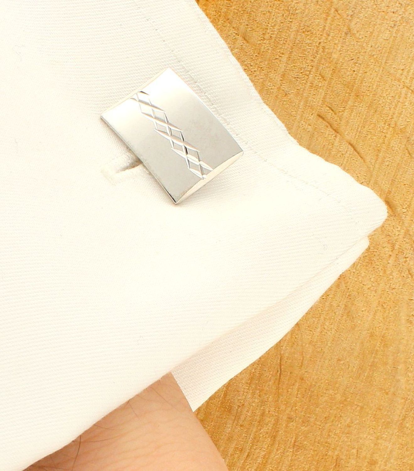 Spinki do mankietów srebrne 925 proste boki z grawerowaniem DIA-SPI-40816B-925. Komplet eleganckich spinek do mankietów z pięknym grawerowaniem. Spinki wykonane z wysokiej jakości srebra 925. Zestaw spinki do mankietów to świ.jpg