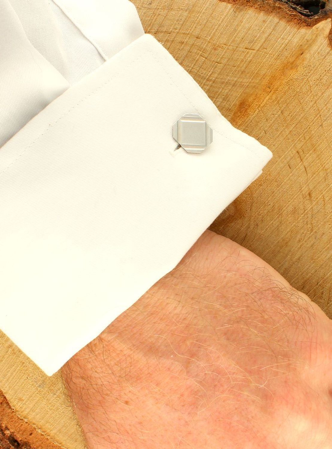 Spinki do mankietów srebrne 925 kwadratowe o ściętych bokach DIA-SPI-8640-M-925. Komplet eleganckich spinek do mankietów z delikatnym grawerowaniem. Spinki wykonane z wysokiej jakości srebra 925. Spinki dla mężczyzn idealne n.jpg