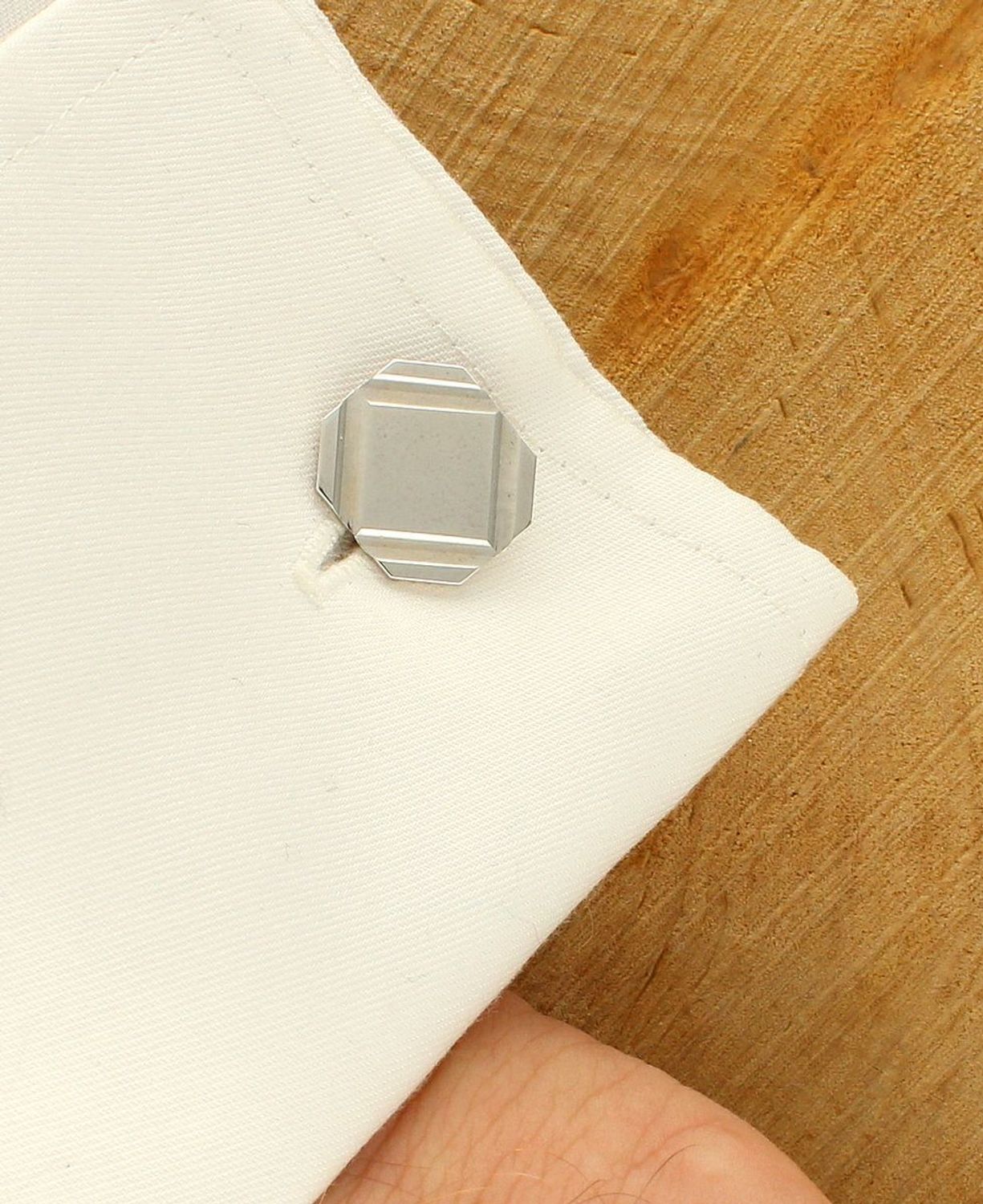 Spinki do mankietów srebrne 925 kwadratowe o ściętych bokach DIA-SPI-8640-M-925. Komplet eleganckich spinek do mankietów z delikatnym grawerowaniem. Spinki wykonane z wysokiej jakości srebra 925. Spinki dla mężczyzn idealne n.jpg