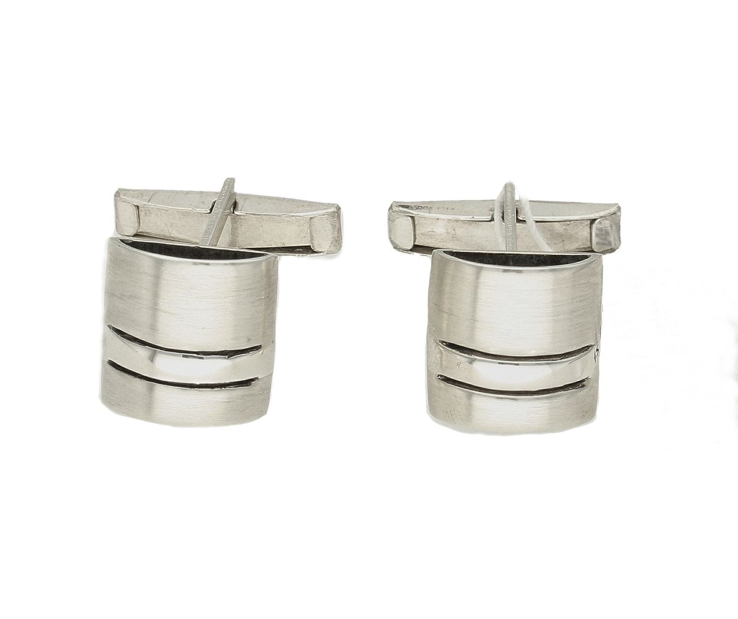 Spinki do mankietów kwadraty 925 o zaokrąglonych bokach DIA-SPI-8642-M-925. Komplet eleganckich spinek do mankietów z delikatnym grawerem. Spinki wykonane z wysokiej jakości srebra 925..jpg