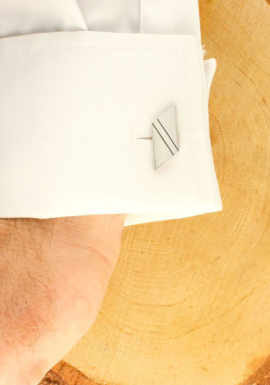 Srebrne spinki do mankietów 925 o ściętych bokach  DIA-SPI-8643-M-925. Komplet eleganckich spinek do mankietów z delikatnym grawerowaniem. Spinki wykonane z wysokiej jakości srebra 925. Idealne na prezent dla mężczyzny.jpg