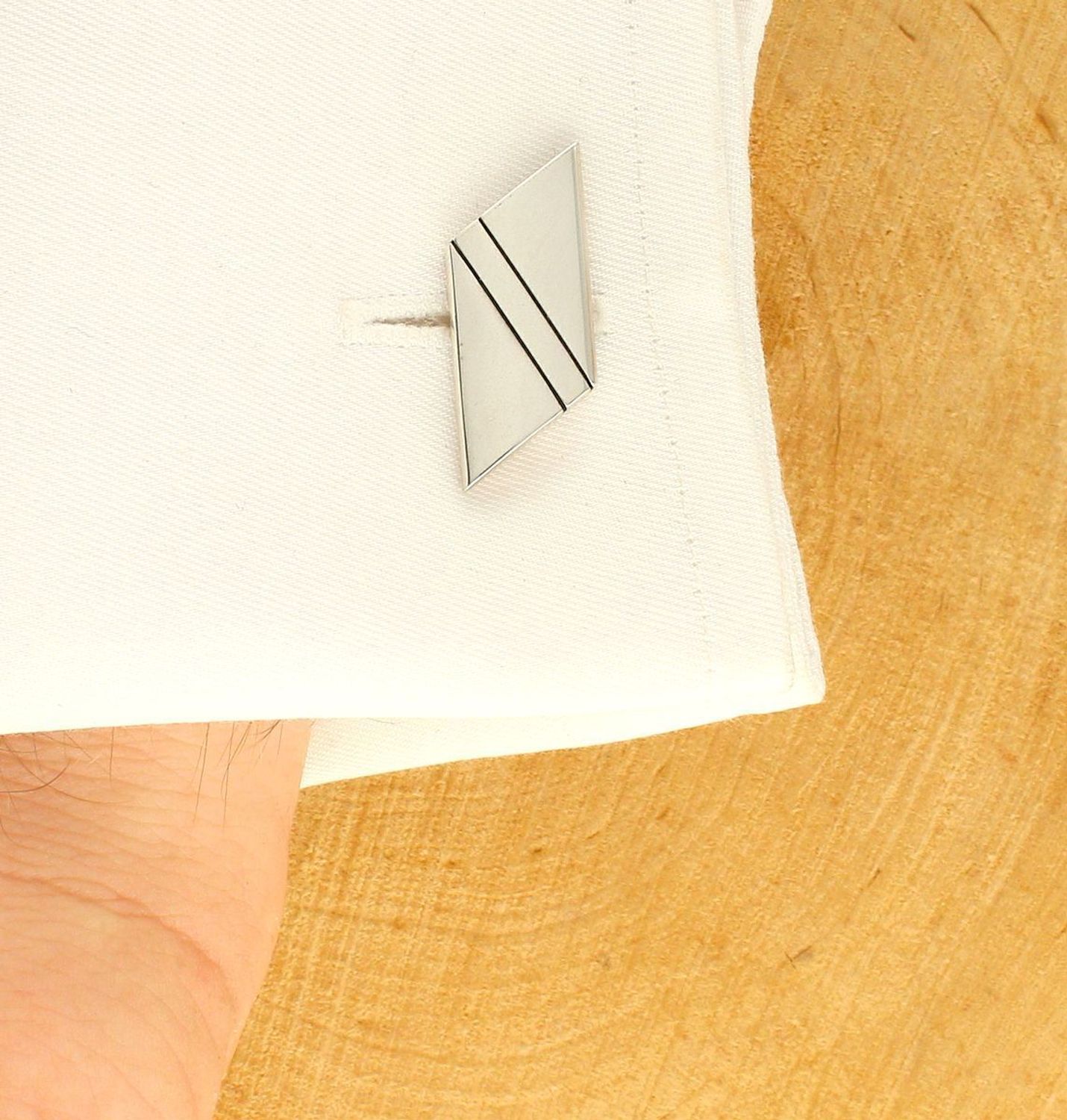 Srebrne spinki do mankietów 925 o ściętych bokach  DIA-SPI-8643-M-925. Komplet eleganckich spinek do mankietów z delikatnym grawerowaniem. Spinki wykonane z wysokiej jakości srebra 925. Idealne na prezent dla mężczyzny.jpg