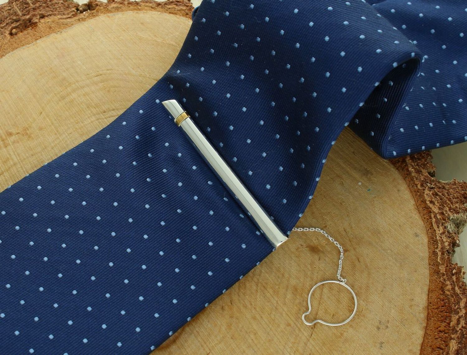 Męska spinka do krawata ze srebra próby 925 z delikatnym pozłacanym paskiem. Waga 6,20 g, długość 6,5 cm. Elegancki i stylowy dodatek dla mężczyzny z klasą.1.jpg