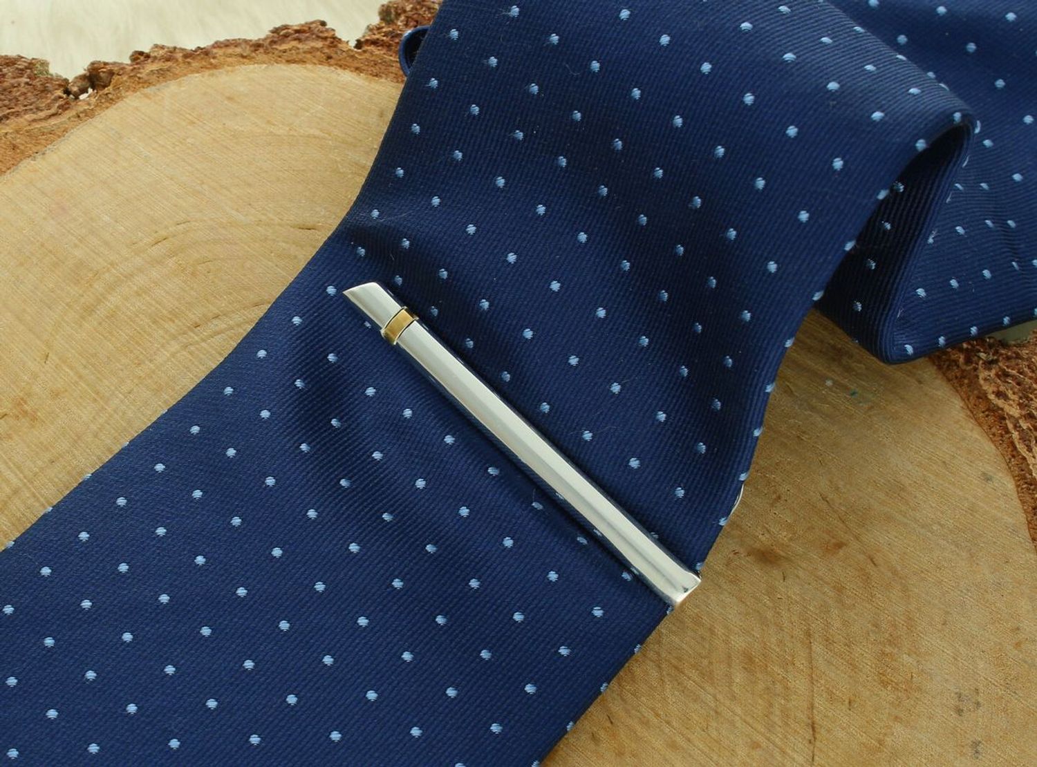 Męska spinka do krawata ze srebra próby 925 z delikatnym pozłacanym paskiem. Waga 6,20 g, długość 6,5 cm. Elegancki i stylowy dodatek dla mężczyzny z klasą.1.jpg