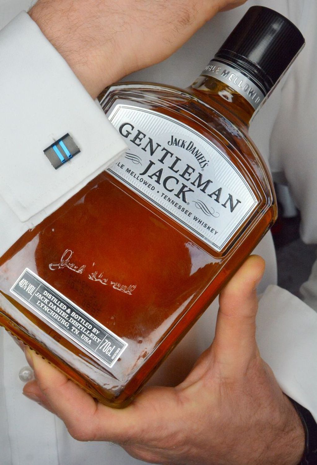 Spinki do mankietów czarne z granatem DIA-SPI-SP064254-STAL Komplet eleganckich, klasycznych spinek do koszuli  wykonanych ze stali. Spinki w kolorze czarnym  ozdobione granatowymi dwoma paskami.1.jpg