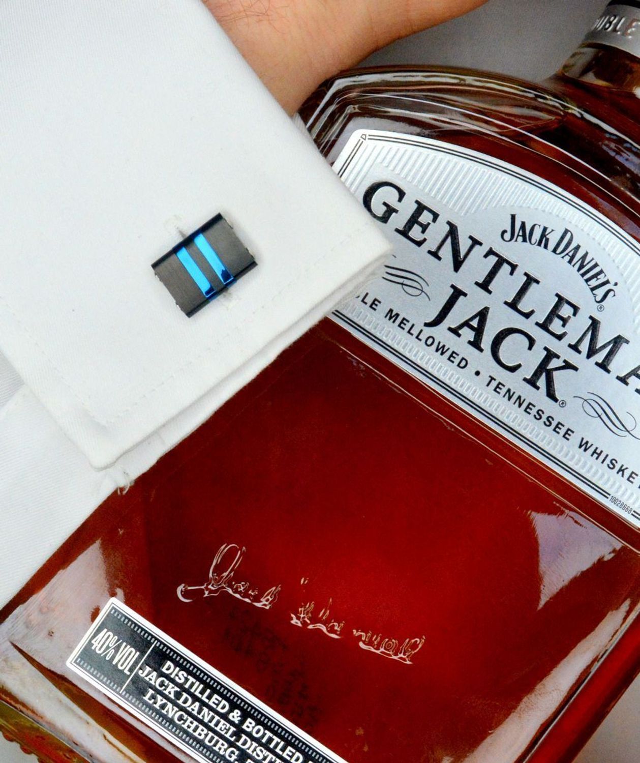 Spinki do mankietów czarne z granatem DIA-SPI-SP064254-STAL Komplet eleganckich, klasycznych spinek do koszuli  wykonanych ze stali. Spinki w kolorze czarnym  ozdobione granatowymi dwoma paskami.1.jpg