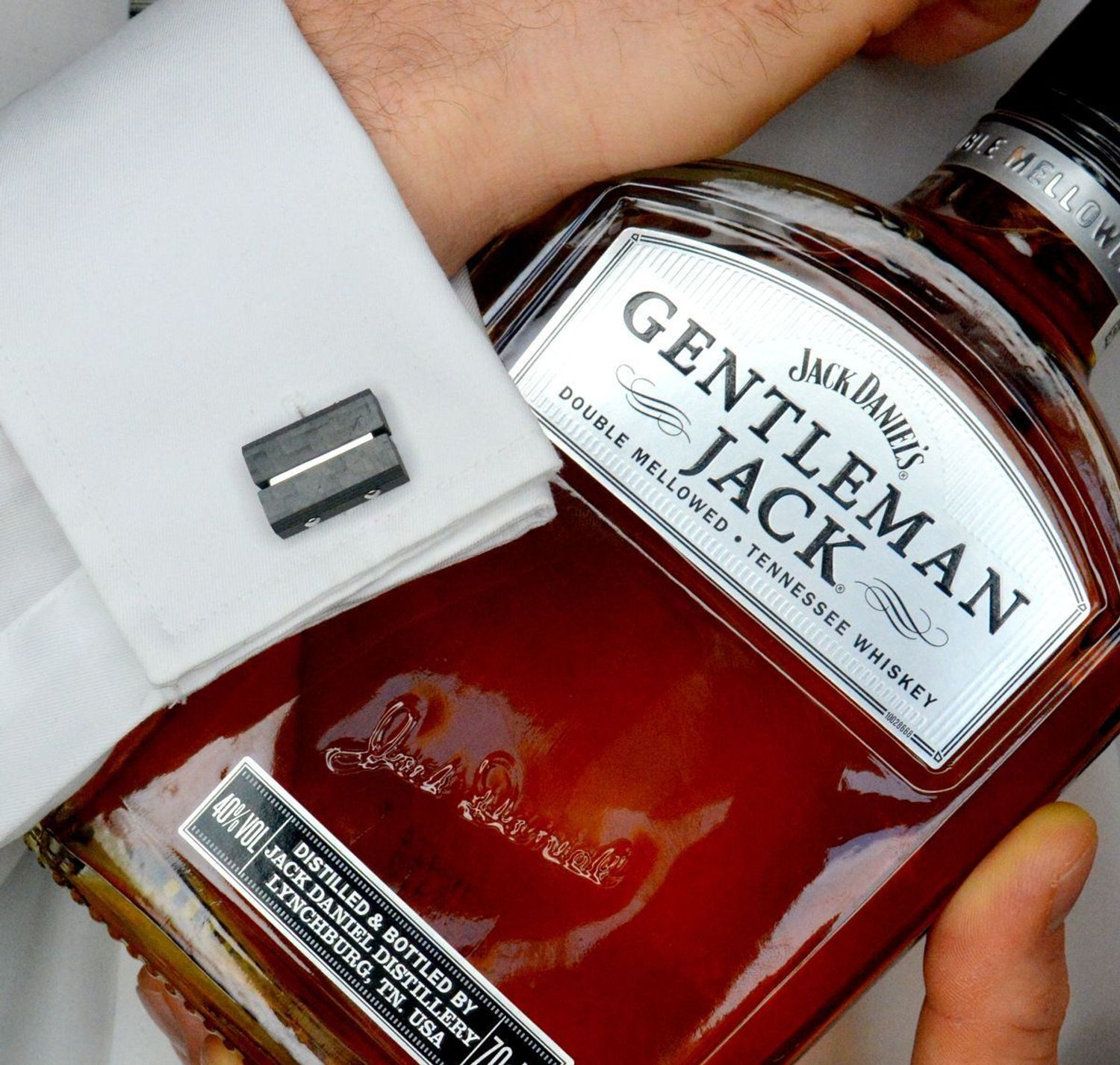 Spinki do mankietów czarne tytanowe DIA-SPI-SP084964-STAL Komplet eleganckich, klasycznych spinek do koszuli  wykonanych ze stali. Spinki w kolorze czarnym ze srebrnymi wstawkami.2.jpg