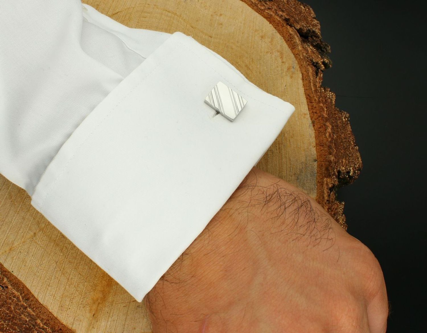 Spinki męskie stalowe DIA-SPI-SP133952-STAL zdobione eleganckim wzorem. Wymiary 1,5 × 1,1 cm. Stylowy i trwały dodatek do koszuli – idealny na prezent lub ważne okazje.1.jpg