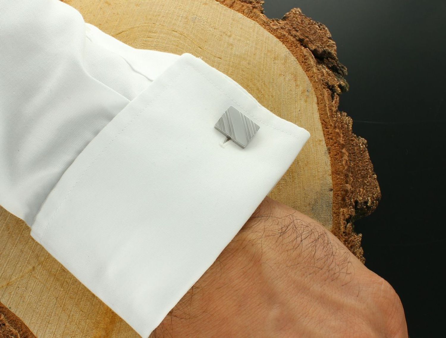 Spinki męskie stalowe DIA-SPI-SP133952-STAL zdobione eleganckim wzorem. Wymiary 1,5 × 1,1 cm. Stylowy i trwały dodatek do koszuli – idealny na prezent lub ważne okazje.1.jpg