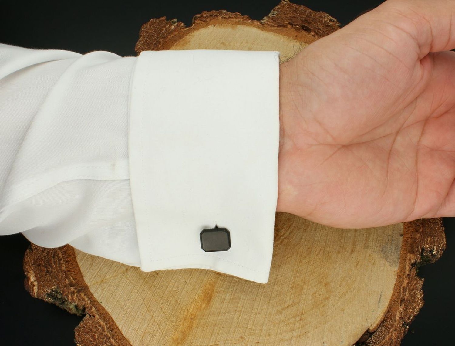 Czarne spinki męskie do mankietów DIA-SPI-SP163952-STAL ze stali nierdzewnej. Wymiary 1,1 × 1,5 cm. Elegancki dodatek do koszuli – styl, trwałość i klasa 1.jpg