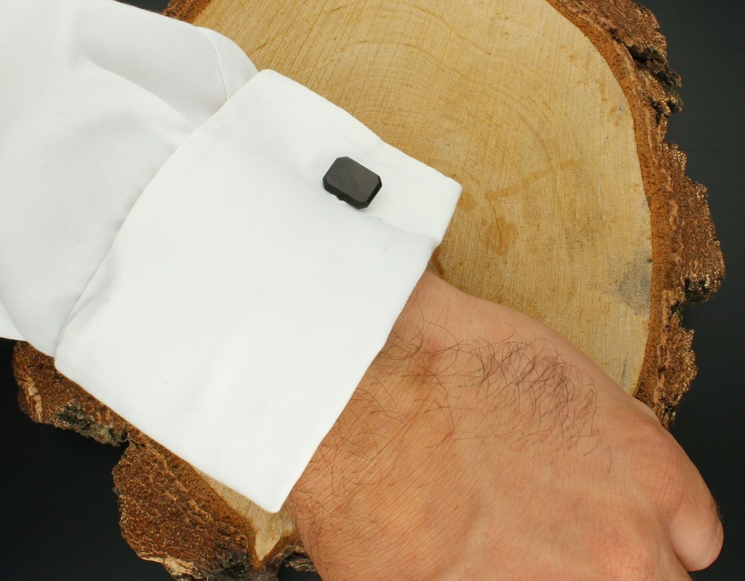 Czarne spinki męskie do mankietów DIA-SPI-SP163952-STAL ze stali nierdzewnej. Wymiary 1,1 × 1,5 cm. Elegancki dodatek do koszuli – styl, trwałość i klasa 1.jpg