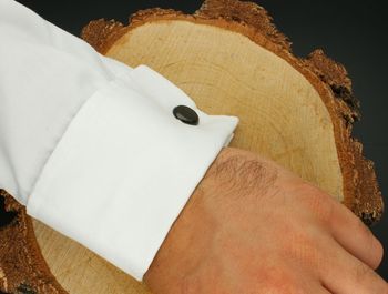 Spinki męskie stalowe czarne okrągłe 1,5 cm DIA-SPI-SP173952-STAL ręka.jpg