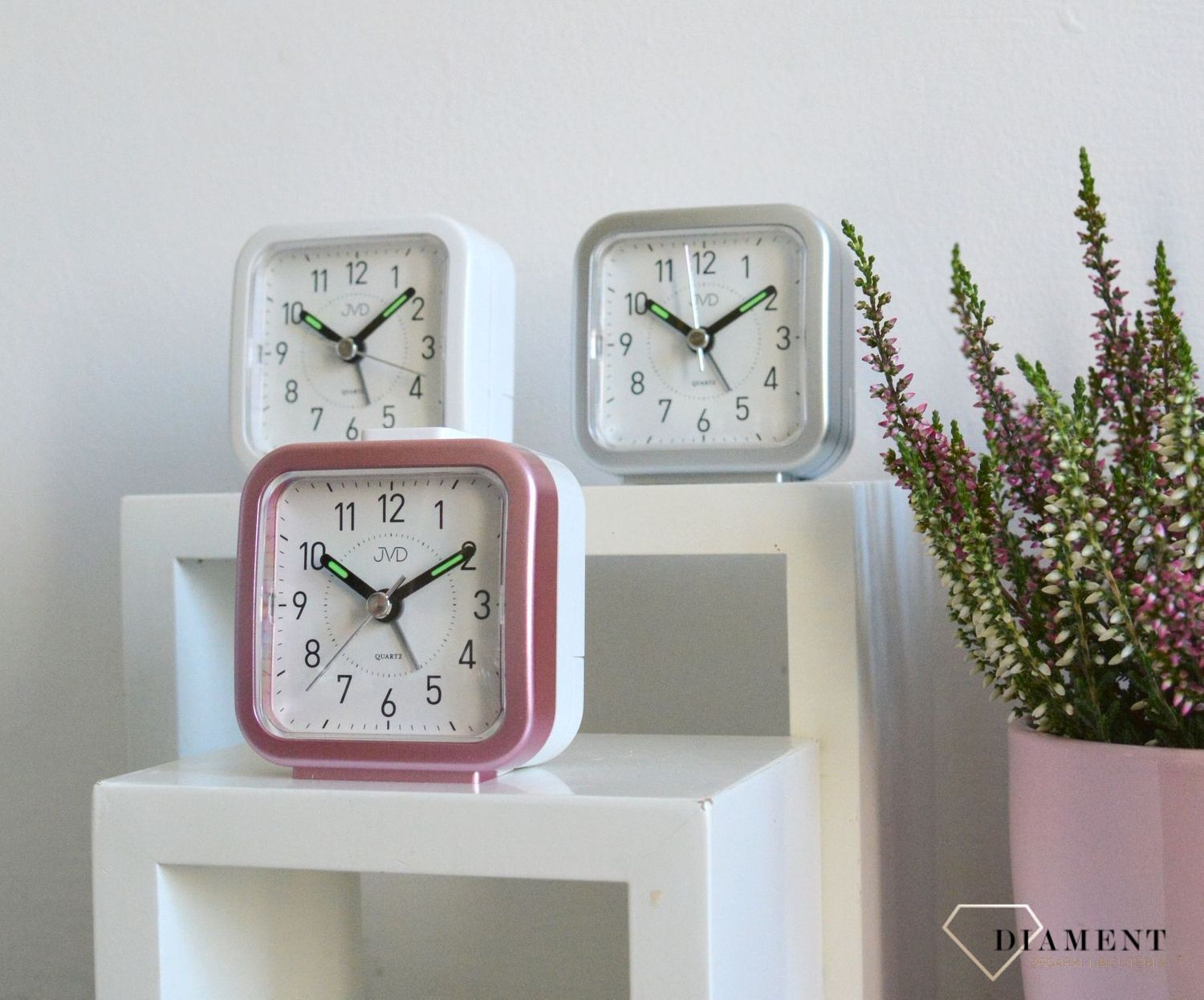 Budzik na baterie JVD różowo-biały SR105.8.jpg