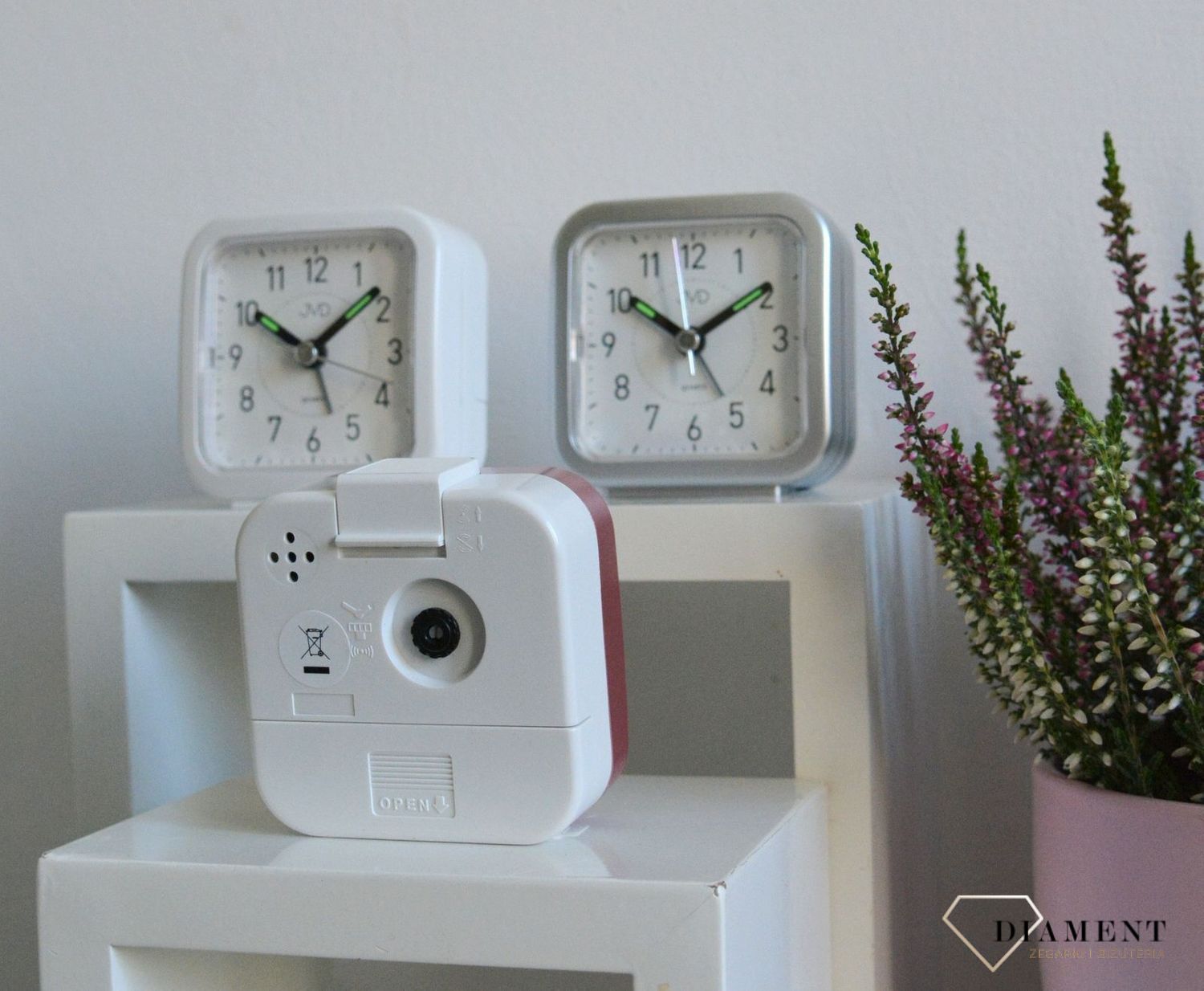 Budzik na baterie JVD różowo-biały SR105.8.jpg