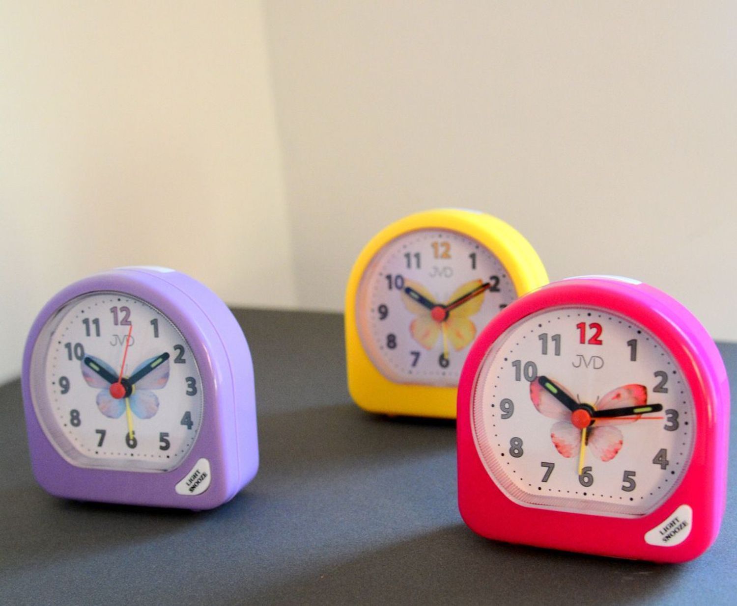 Budzik dziecięcy JVD różowy z motylem SR672.10.jpg