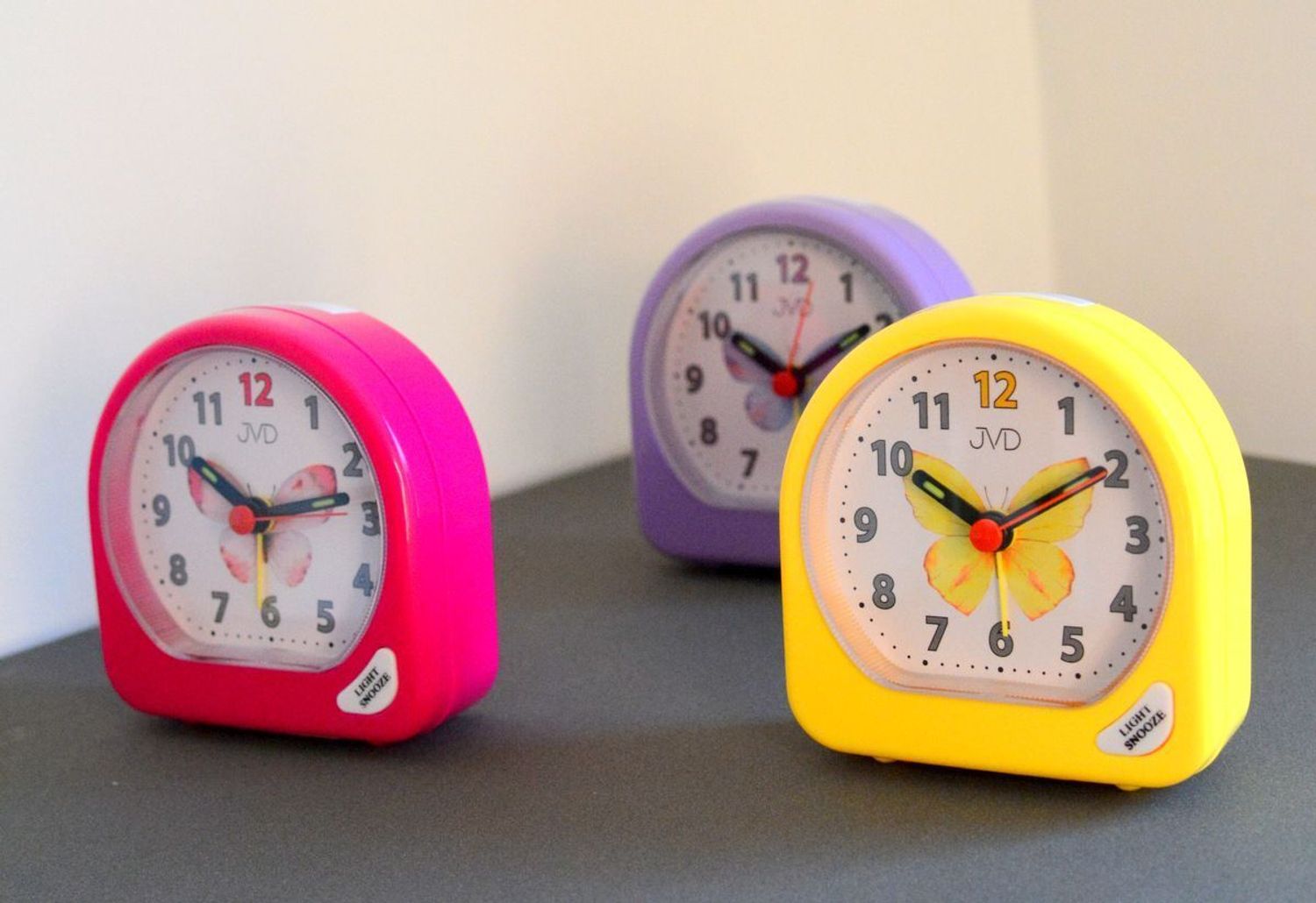 Budzik dziecięcy JVD żółty z motylem SR672.8. Budzik dziecięcy żółty. Budzik z funkcją drzemki. Dziecięcy budzik na baterię. Budzik klasyczny na prezent..jpg