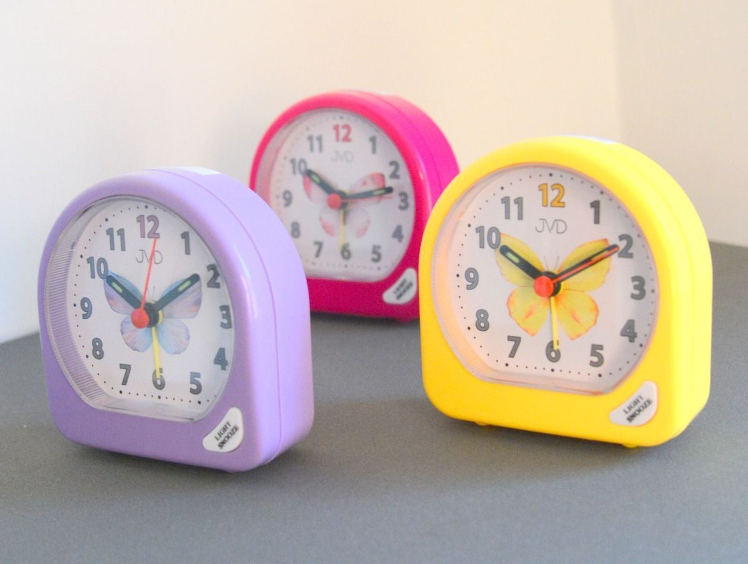 Budzik dziecięcy JVD fioletowy z motylem SR672.9.jpg