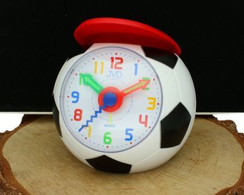 Budzik w kształcie piłki JVD Biała piłka SR819 – cichy, kwarcowy, dla dzieci, czerwonna czapka.jpg