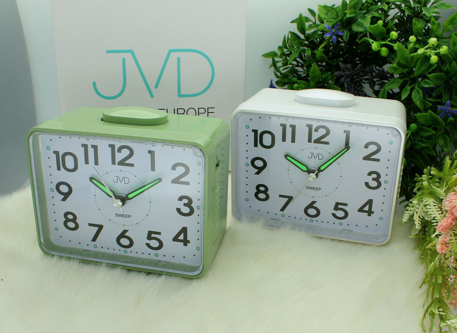 Budzik klasyczny JVD cichy mechanizm drzemka SRP1101.3 biały. Budzik klasyczny JVD. Klasyczny budzik niebieski. Budzik kwadratowy z cichym mechanizmem. Duży budzik z drzemką..jpg