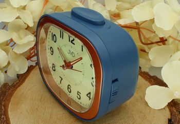 Budzik JVD SRP1201.1 – Granatowa obudowa z różowym złotem, alarm, drzemka, płynny sekundnik BUDZIK.jpg