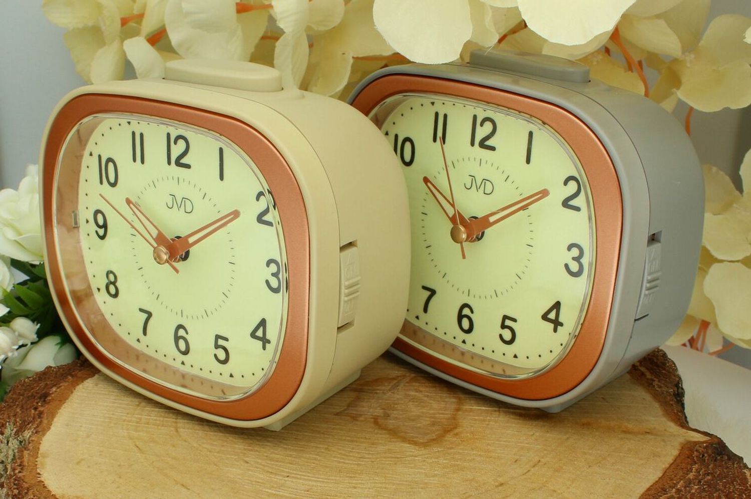 Budzik JVD SRP1201.2 – Beżowa obudowa z różowym złotem, alarm, drzemka, płynny sekundnik.jpg