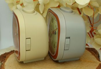 Budzik JVD SRP1201 –obudowa z różowym złotem, alarm, drzemka, płynny sekundnik, bok.jpg