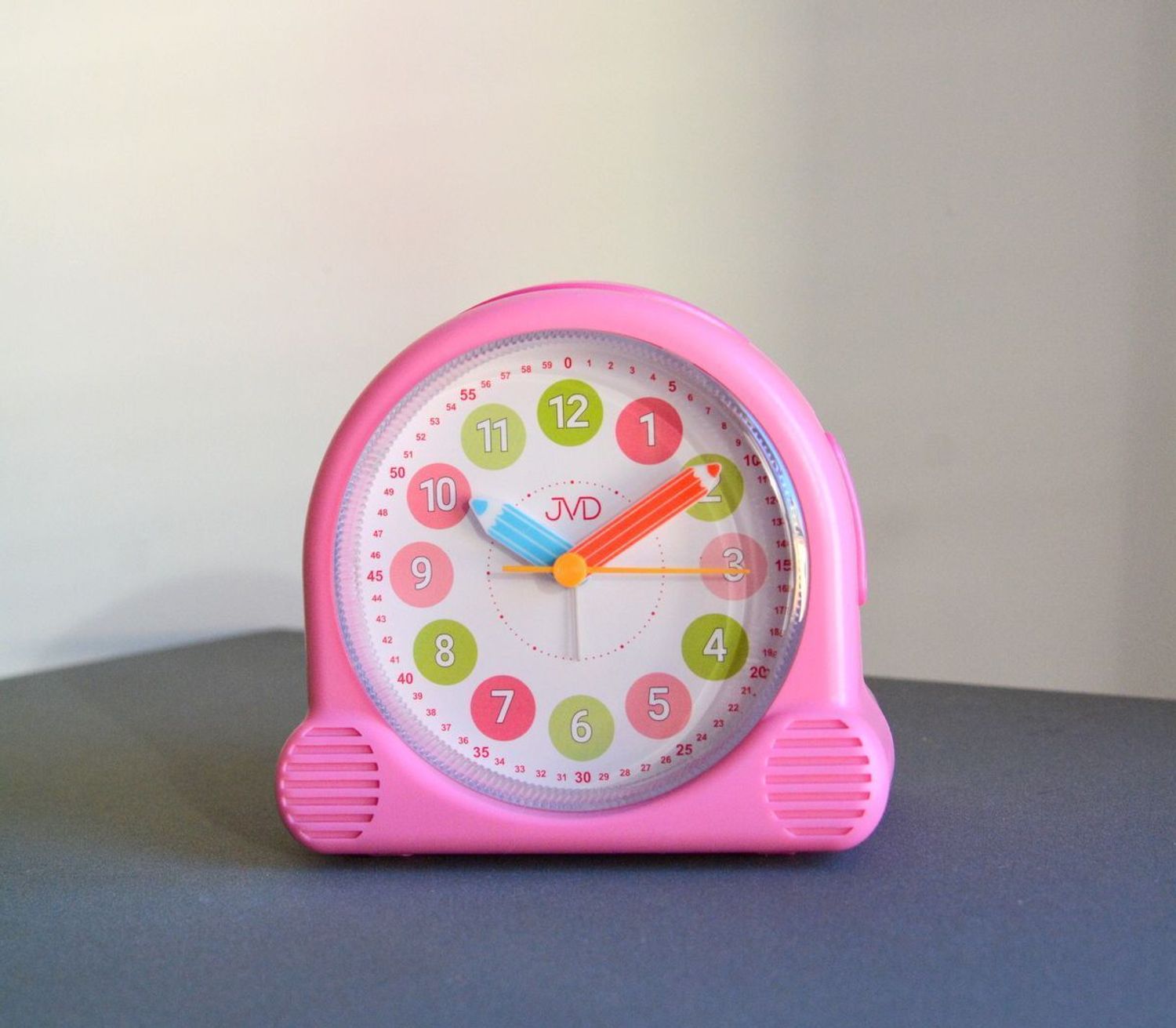 Budzik dziecięcy Kredki różowy SRP160.1. Budzik dla dzieci. Budzik dla dziewczynki. Kolorowy budzik na biurko. Śmieszny budzik. Budzik do pokoju dziecięcego. Budzik z kredkami..jpg