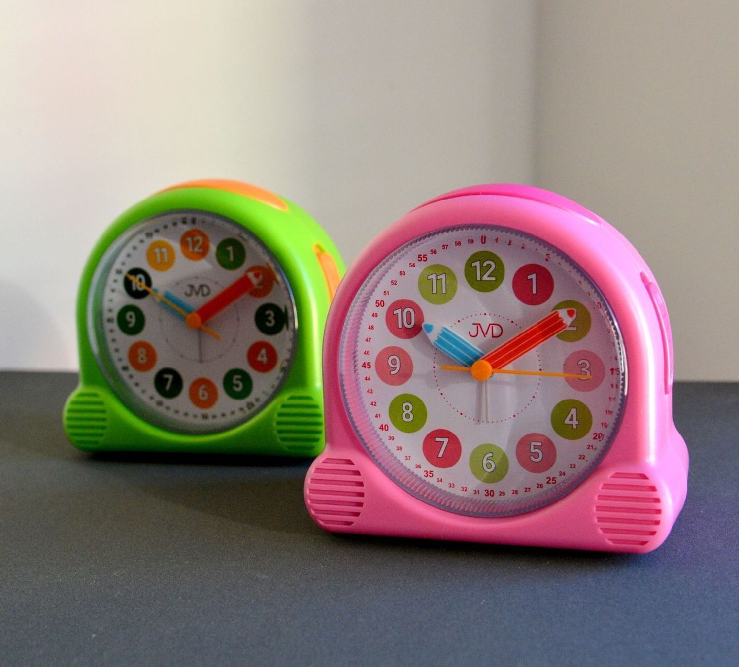 Budzik dziecięcy Kredki różowy SRP160.1. Budzik dla dzieci. Budzik dla dziewczynki. Kolorowy budzik na biurko. Śmieszny budzik. Budzik do pokoju dziecięcego. Budzik z kredkami..jpg