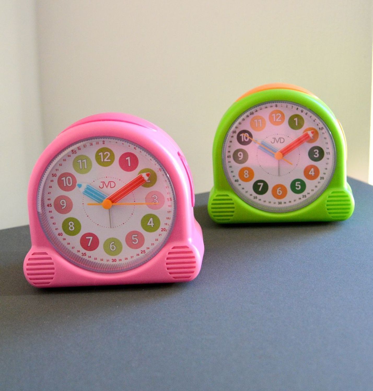 Budzik dziecięcy Kredki różowy SRP160.1. Budzik dla dzieci. Budzik dla dziewczynki. Kolorowy budzik na biurko. Śmieszny budzik. Budzik do pokoju dziecięcego. Budzik z kredkami..jpg