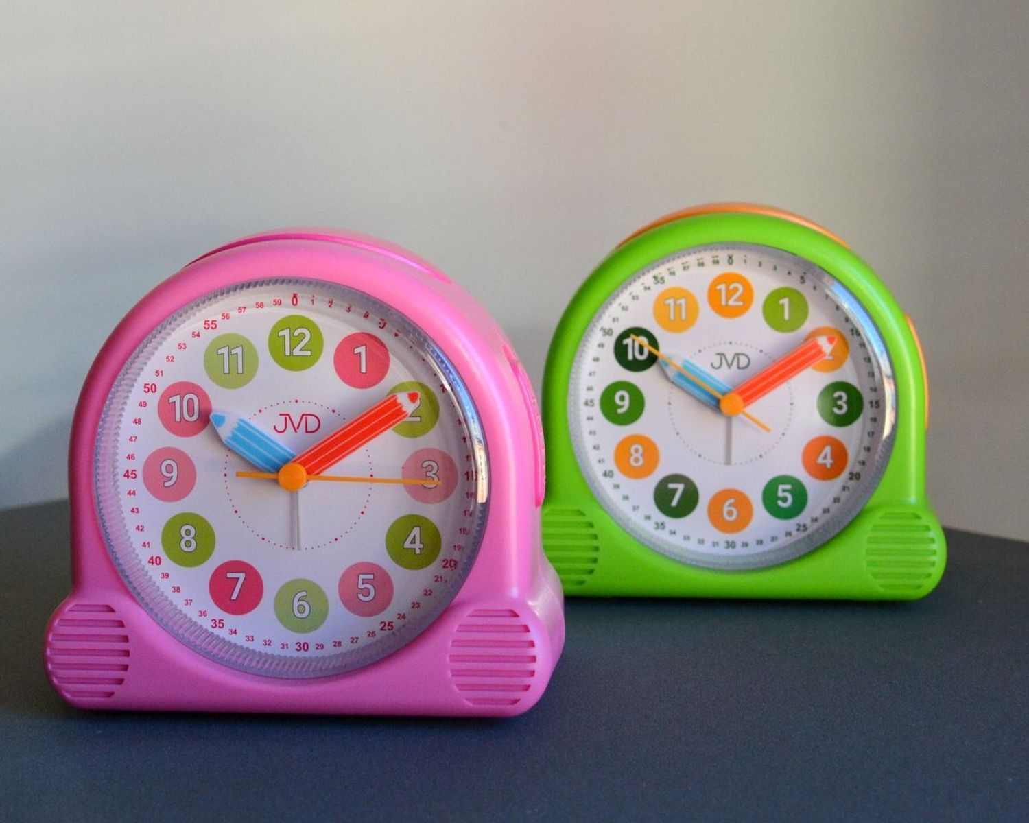 Budzik dziecięcy Kredki zielony SRP160.2.  Budzik dla dzieci. Budzik dla chłopca. Kolorowy budzik na biurko. Śmieszny budzik. Budzik do pokoju dziecięcego. Budzik z kredkami..jpg