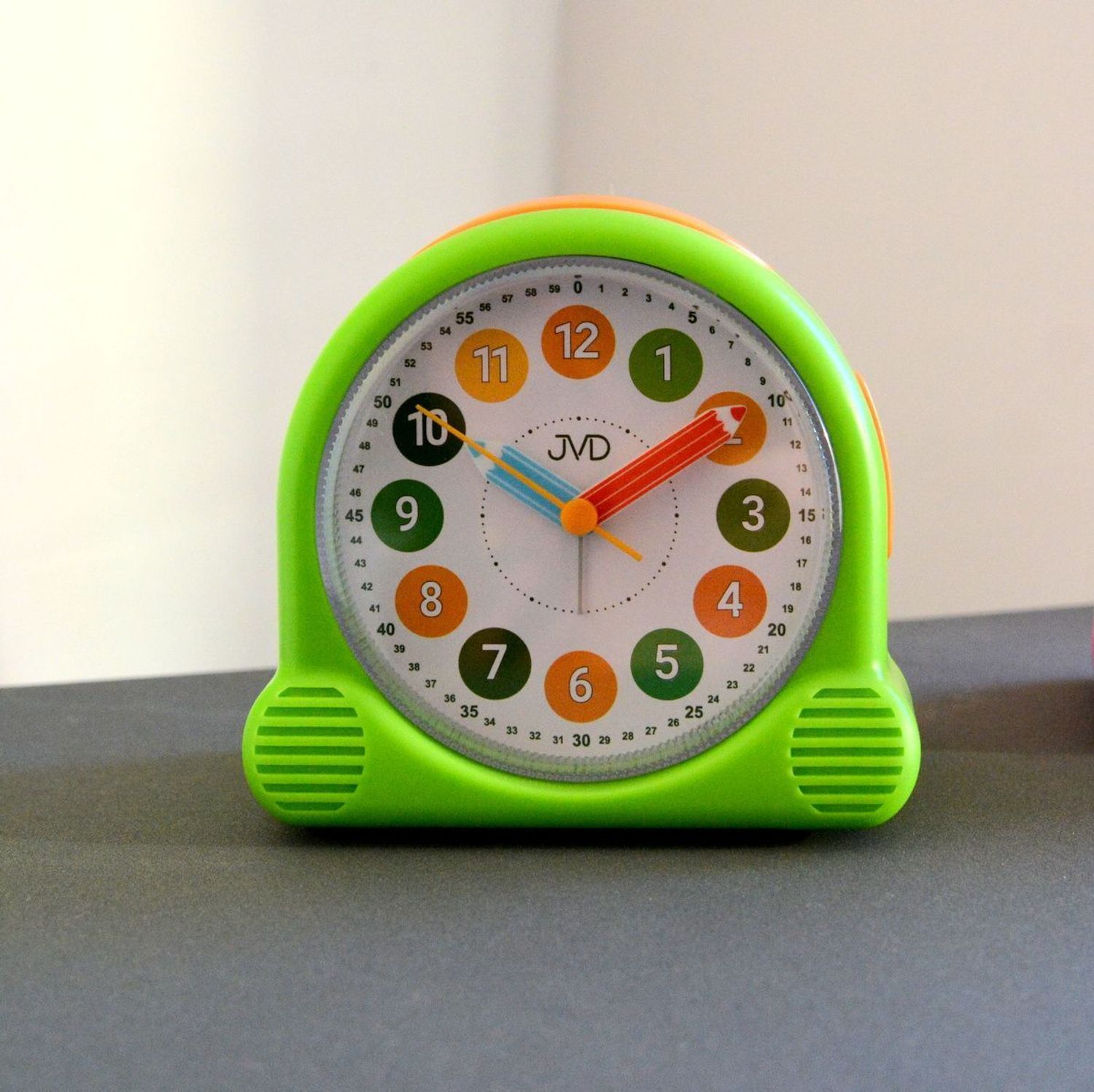Budzik dziecięcy Kredki zielony SRP160.2.  Budzik dla dzieci. Budzik dla chłopca. Kolorowy budzik na biurko. Śmieszny budzik. Budzik do pokoju dziecięcego. Budzik z kredkami..jpg
