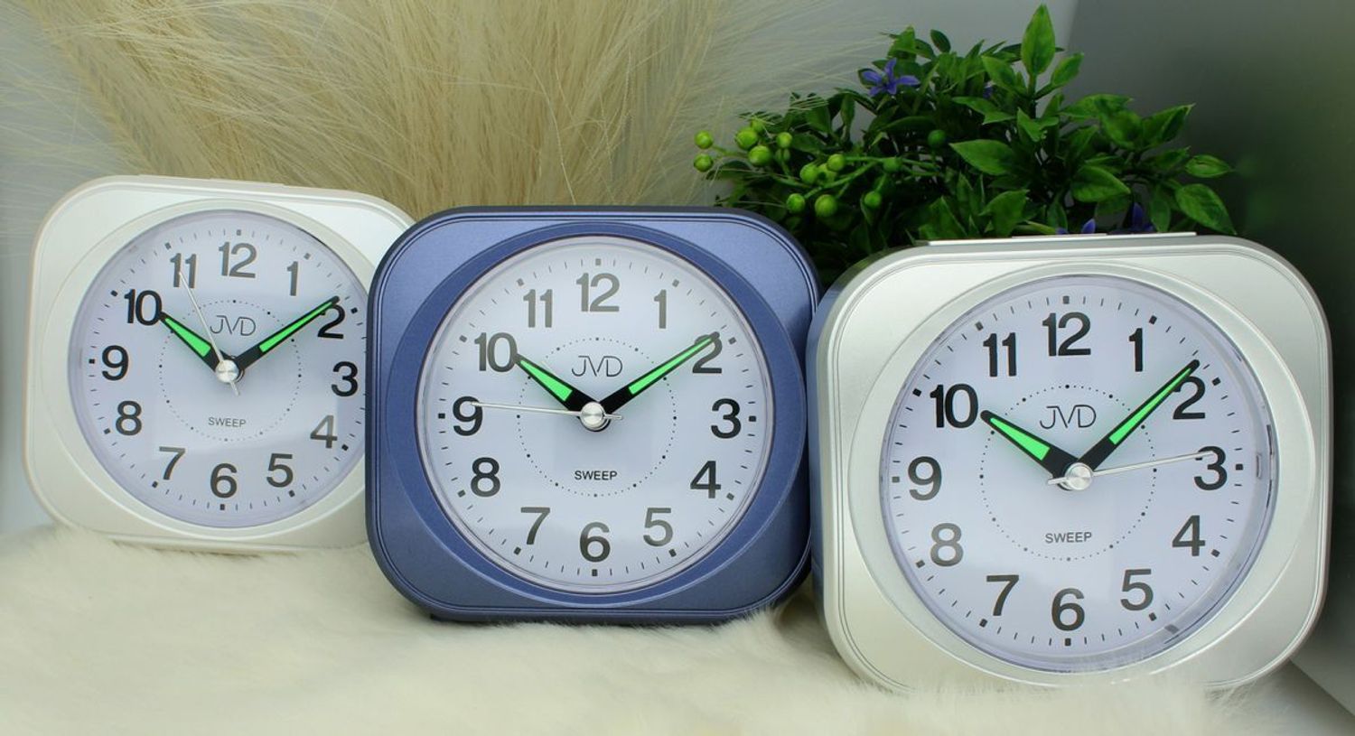 Budzik klasyczny JVD cichy mechanizm drzemka SRP1604.3 biały.  Budzik klasyczny JVD. Klasyczny budzik biały. Budzik kwadratowy z cichym mechanizmem. Duży budzik z drzemką..jpg