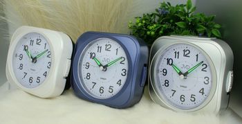 Budzik klasyczny JVD cichy mechanizm drzemka SRP1604.3 biały.  Budzik klasyczny JVD. Klasyczny budzik biały. Budzik kwadratowy z cichym mechanizmem. Duży budzik z drzemką1.jpg