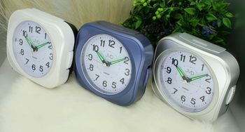Budzik klasyczny JVD cichy mechanizm drzemka SRP1604.3 biały.  Budzik klasyczny JVD. Klasyczny budzik biały. Budzik kwadratowy z cichym mechanizmem. Duży budzik z drzemką3.jpg