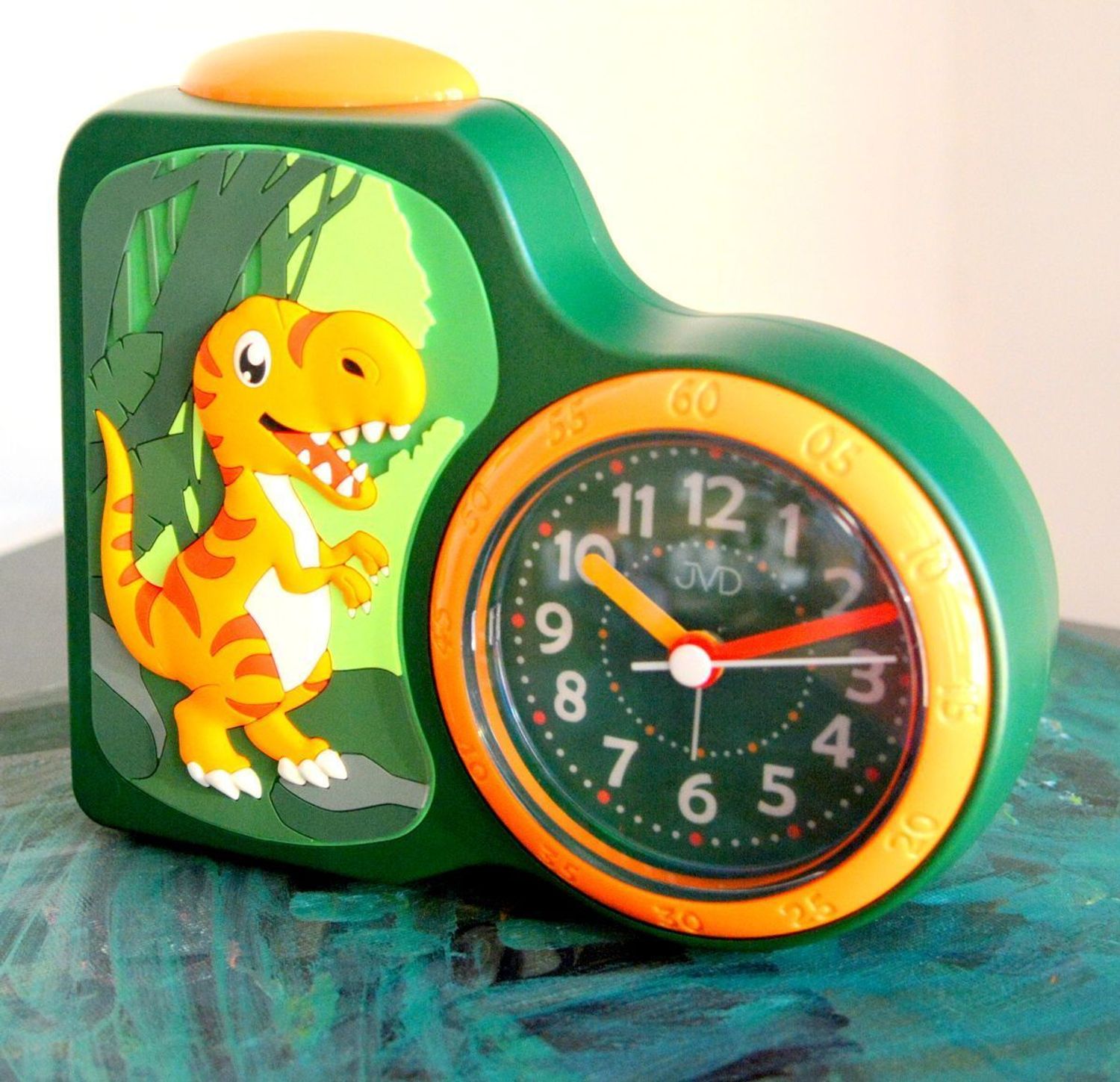Budzik dziecięcy JVD dla chłopca z dinozaurem SRP163.1.  Budzik dla dzieci. Budzik dla chłopca. Kolorowy budzik na biurko. Śmieszny budzik. Budzik do pokoju dziecięcego. Budzik Dinozaur..jpg