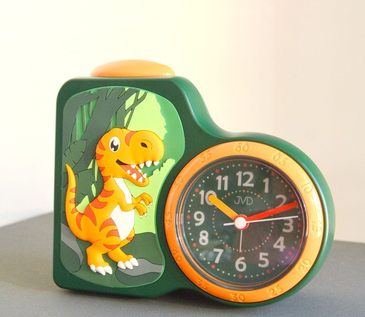 Budzik dziecięcy JVD dla chłopca z dinozaurem SRP163.1.  Budzik dla dzieci. Budzik dla chłopca. Kolorowy budzik na biurko. Śmieszny budzik. Budzik do pokoju dziecięcego. Budzik Dinozaur..jpg