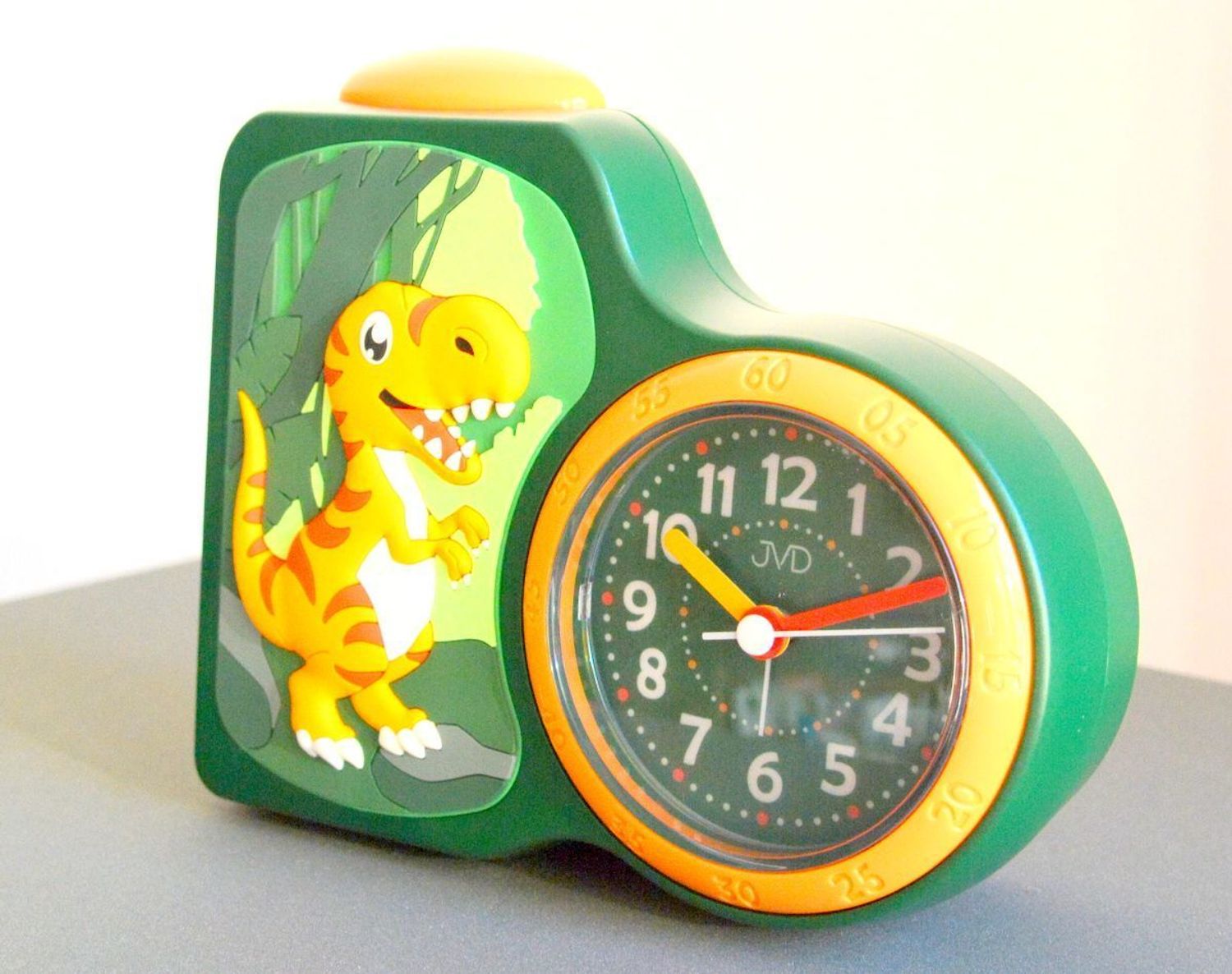 Budzik dziecięcy JVD dla chłopca z dinozaurem SRP163.1.  Budzik dla dzieci. Budzik dla chłopca. Kolorowy budzik na biurko. Śmieszny budzik. Budzik do pokoju dziecięcego. Budzik Dinozaur..jpg