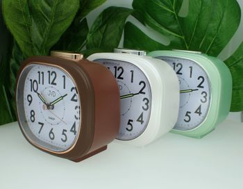 Budzik klasyczny duży JVD cichy mechanizm drzemka SRP2010.1 brązowy. Budzik klasyczny JVD. Klasyczny budzik brązowy. Budzik kwadratowy z cichym mechanizmem. Duży budzik z drzemką.4.jpg