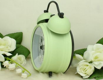 Budzik analogowy retro JVD SRP2218.1 – metalowy, zielony z mechanicznym dzwonkiem.jpg