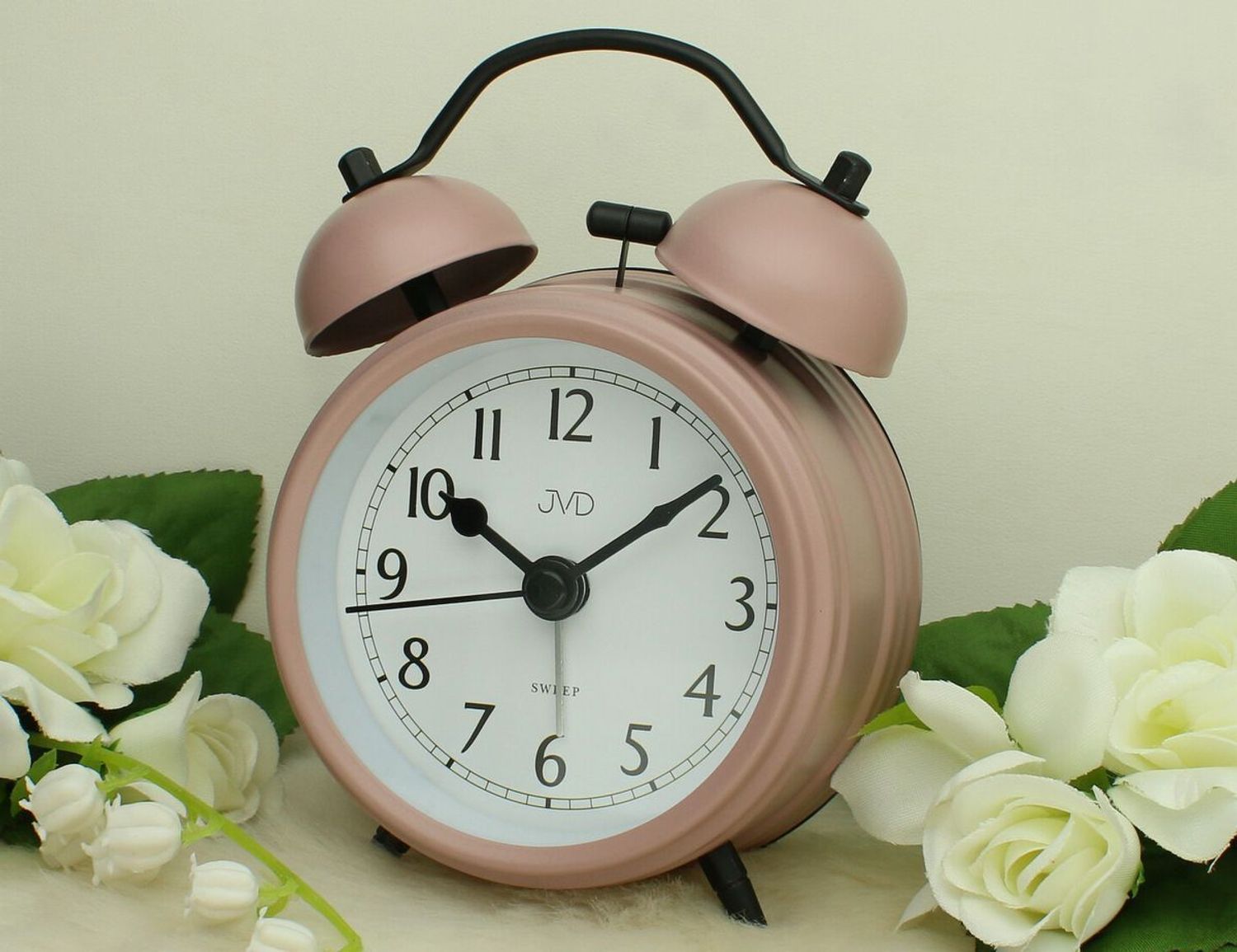 Budzik analogowy retro JVD SRP2218.2 – metalowy, różowy z mechanicznym dzwonkiem.jpg