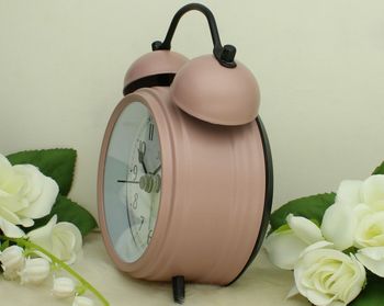 Budzik analogowy retro JVD SRP2218.2 – metalowy, różowy z mechanicznym dzwonkiem retro.jpg